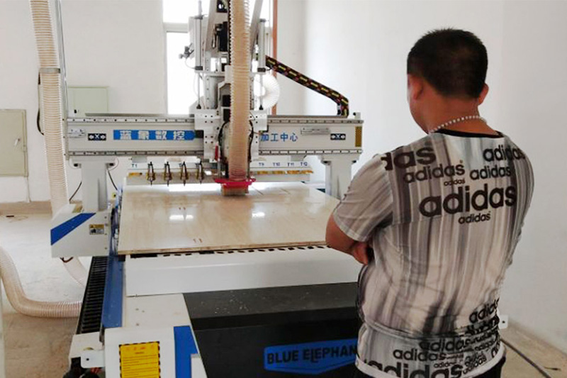 山東客戶(hù)訂購(gòu)板式家具生產(chǎn)線